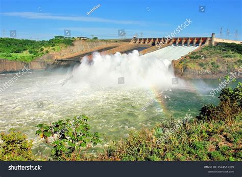 Itaipu Dam Hydroelectric Dam On Paraná Stock Photo 2544551389 ...