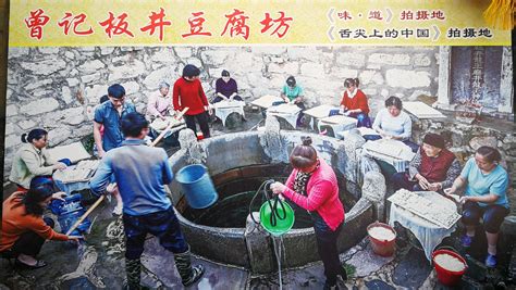 小学生从井获取水高清图片下载-正版图片502436987-摄图网