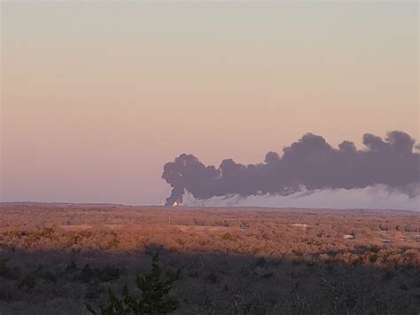 Fuerte explosión en Texas tras el choque de un camión y un ferrocarril
