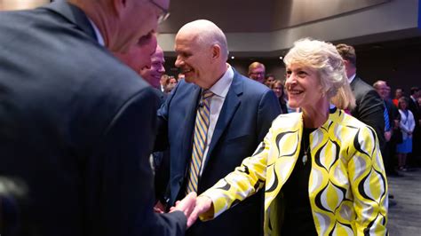 レンランド長老，「霊的な栄養不良」と闘 うための 4 つの「福音の栄養」を分かち合 う