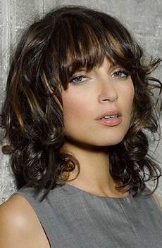 Wavy Medium Hairstyles With Bangs by 30 Easy Hairstyles For Curly Hair The Trend Spotter Wavy Medium Hairstyles With Bangs