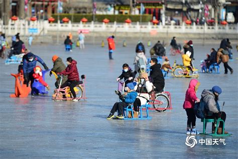 北京什刹海冰场开放 市民打卡畅享冰上乐趣-图片频道-中国天气网