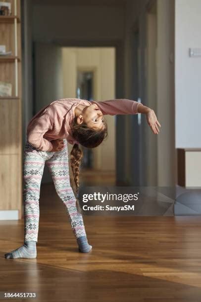 Meninas Backbend 的图像结果