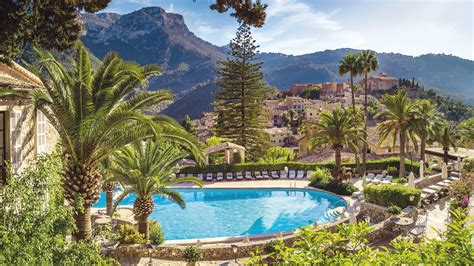 https://img.belmond.com/f_auto/t_3600x2025/photos/lrs/lrs-gst-pool01.jpg