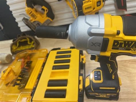 DEWALT 20-volt Max Variable Brushless 1/2-in Drive Cordless Impact ...