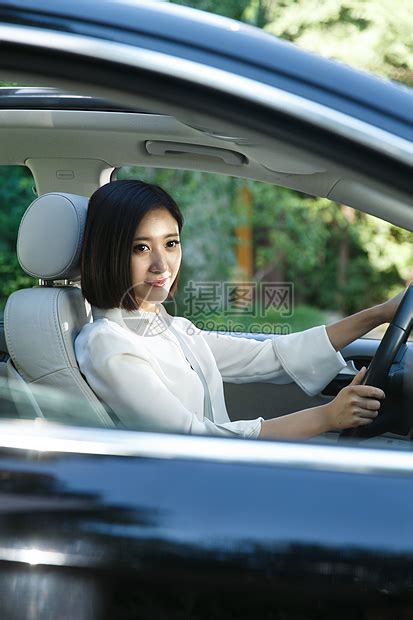 快乐女人开车高清图片下载-正版图片502273543-摄图网