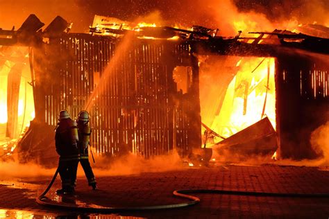 Strohlager-Feuer greift auf Kuhstall über - hoher Sachsschaden ...