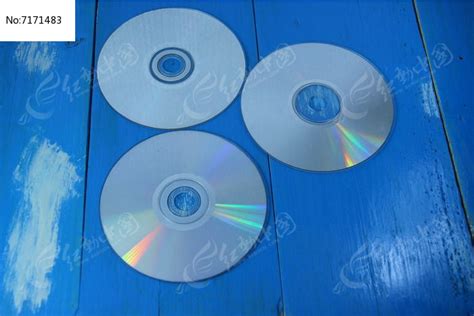 光盘里究竟有什么？ 这是一张过去的 CD，把它插入 CD 机，就能听到那时的爱情。光盘是如何存储数据的？怎样提升光盘的容量？光盘由无色透明的 ...