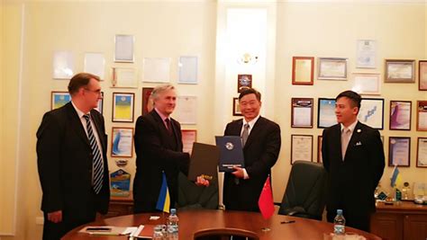 重庆大学拓展中外合作办学校领导率队参加乌克兰国立航空大学校庆并签署协议 - 乌克兰国立航空大学