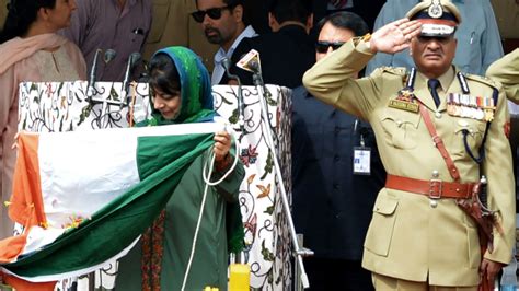 National flag fell from post when CM Mehbooba Mufti tried to unfurl it