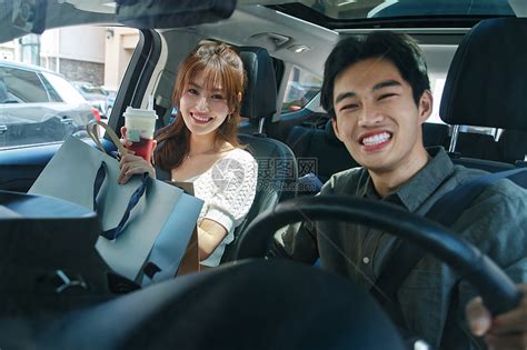 开车人青年夫妇快乐情侣坐在汽车里高清图片下载-正版图片501911664-摄图网
