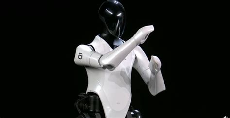 抢先特斯拉 雷军发布小米全尺寸人形仿生机器人“铁大”_腾讯新闻