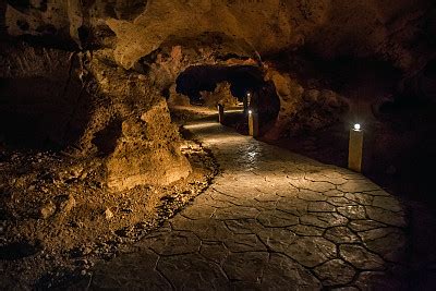 人造洞穴中的各种装饰品灯具-新闻资讯