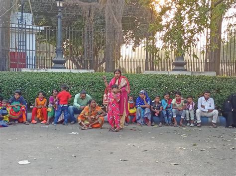 Local Siting People 的图像结果