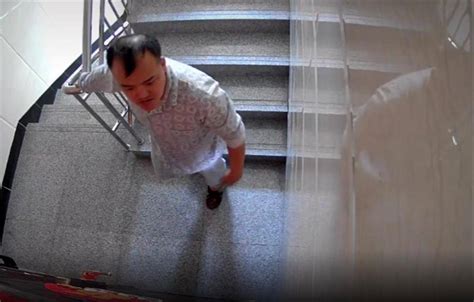 辽宁丹东一男子疯狂捶踢邻居家门，警方：上下楼住户有矛盾，正调处_视频_小区_噪音