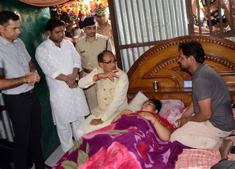 Bhopal: CM Shivraj visits blade attack victim, hands over Rs 1 lakh cheque