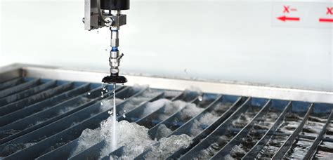 CNC 水射流切割机现代工业技术。机器人玩具高清摄影大图-千库网
