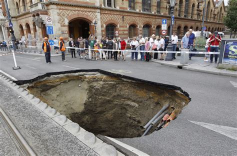 Otvorila se rupa na raskrsnici i progutala kamion: Vozač zarobljen u ...