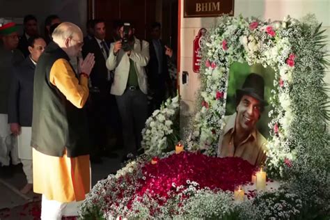 Amit Shah pays tribute to Dharmendra at his prayer meet