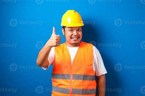 gros ouvrier du bâtiment asiatique portant un gilet de sécurité orange ...