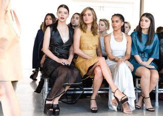 The best Brie Larson feet pictures 🤩