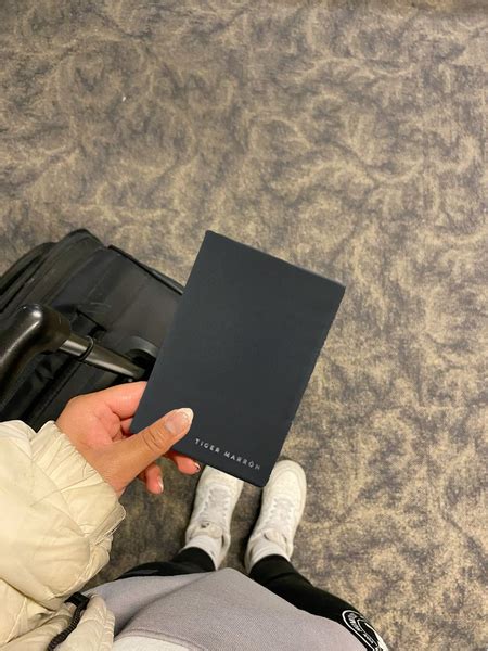 Buy Leather Passport Holders Online for Men & Women at Tiger Marrón