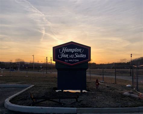 Commercial Outdoor Signage 的图像结果