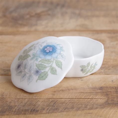 ウェッジウッド クレメンタイン ブルー 花柄 トリンケットボックス 蓋物 容器 小物入れ 花形 Wedgwood Clementine ...