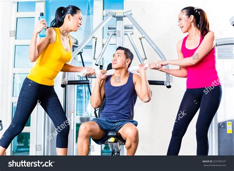 Ladies Fight Over Man 的图像结果