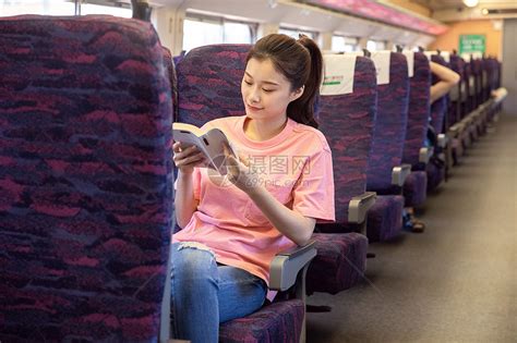 青年女性坐在高铁上高清图片下载-正版图片501426344-摄图网