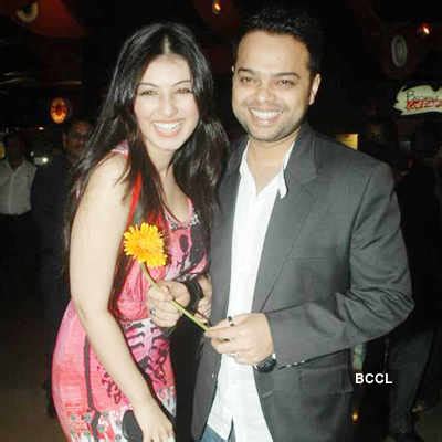 Ayesha Takia with her Husband Farhan Azmi at the premiere of movie 'MOD ...