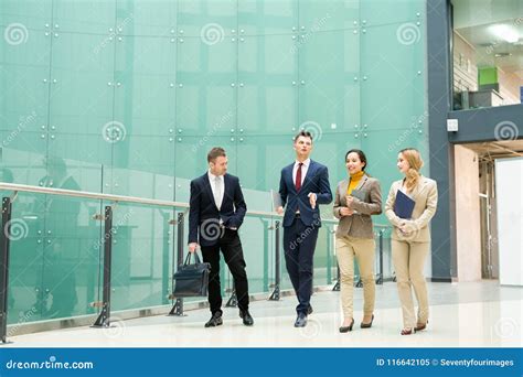 Group of Business People Walking 的图像结果