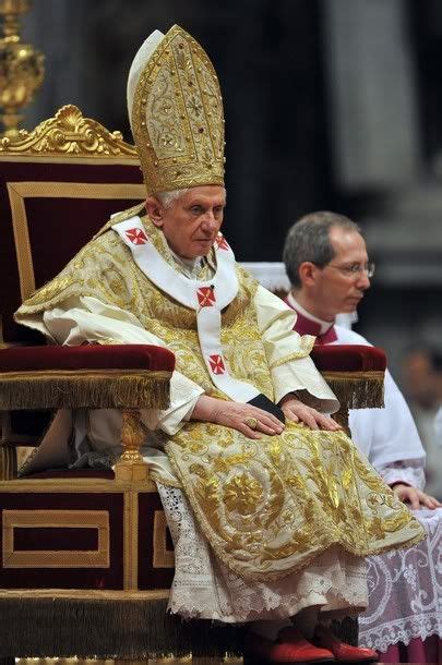 The Pope was clad in vintage vestments from head to foot for the Feast ...