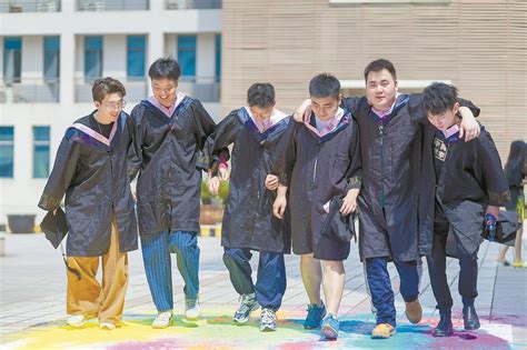 湖北美院2800名师生毕业典礼齐穿中国风的新学位服_大武汉