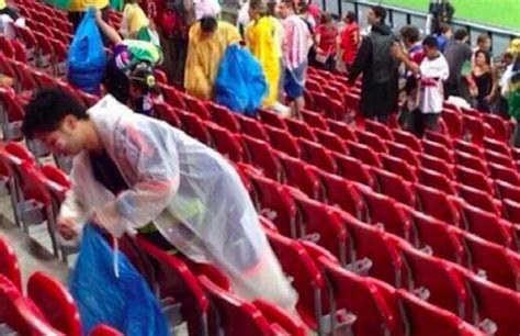 日本球迷世界杯后捡垃圾，管我们什么事？