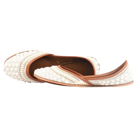 Pearl White Punjabi Jutti