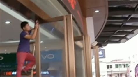 商场玻璃门倒塌，女子被砸倒身亡_北方视频-梨视频官网-Pear Video