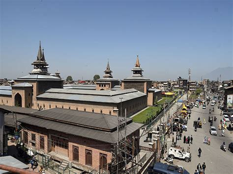 Srinagar: Peace returns to old city, thousands converge at Jamia Masjid ...