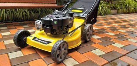Lawn Mowers - Husqvarna LC 141C Trader - Retailer from Pune