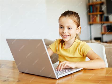 Child Using Computer 的图像结果