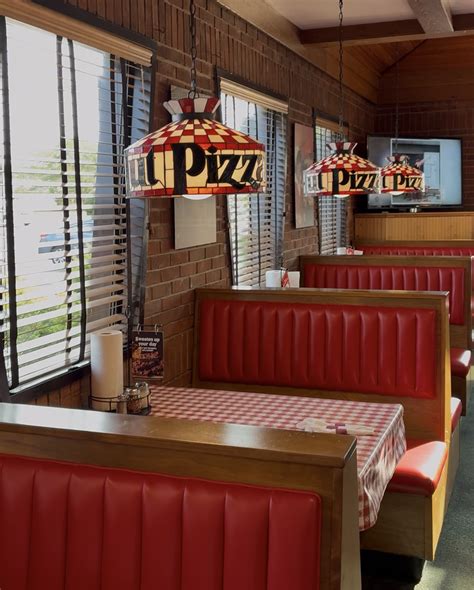 Pizza Hut Classic in Warren Brings Back the Glory Days of Dine-In