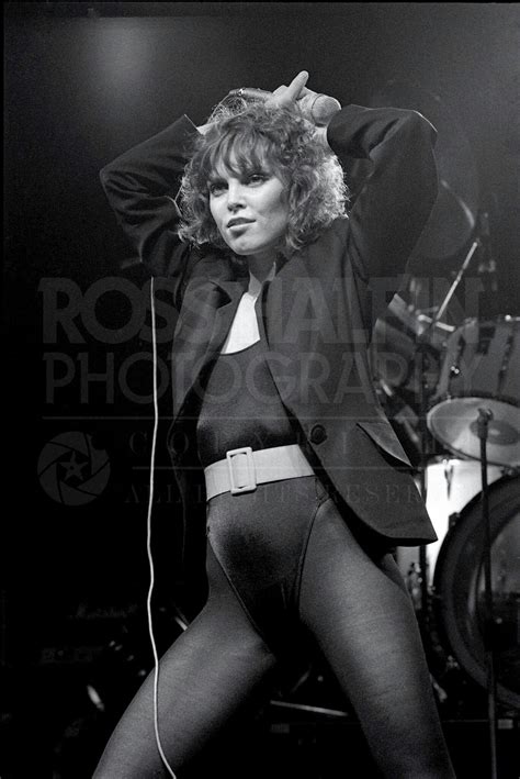 40 fabulous photos show fashion styles of pat benatar in the late 1970s ...