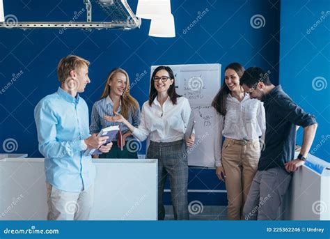 Business People Standing 的图像结果