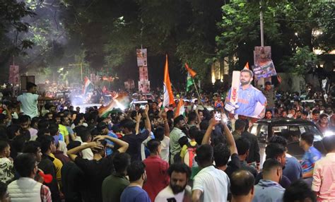 Pune Viral Videos: Hundreds Of Punekars Gather On FC Road To Celebrate ...