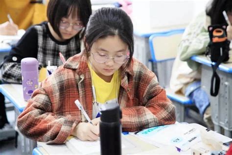 江苏近万美术考生模拟艺考 场面壮观 - 焦点图 - 东南网莆田频道