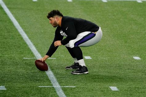 Lions sign versatile OL following retirement of All-Pro starter - mlive.com