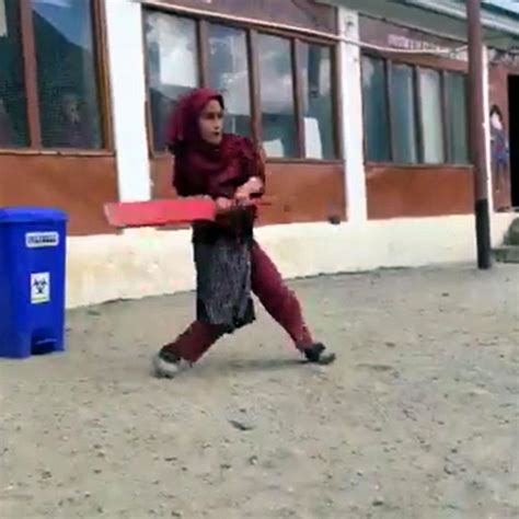This Ladakh Schoolgirl Bats Like Kohli - Rediff Cricket