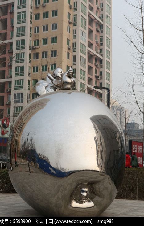 798不锈钢雕塑大苹果上的小男孩高清图片下载_红动中国