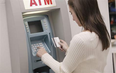 用信用卡在ATM机上取钱，这种傻事你做过吗_手续费