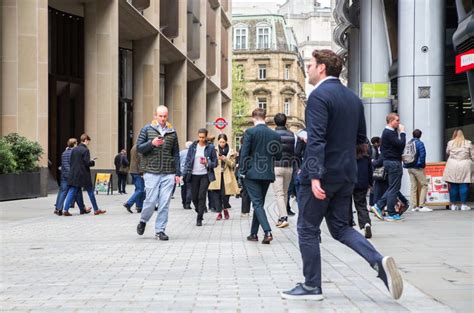 Business People Walking On Street 的图像结果